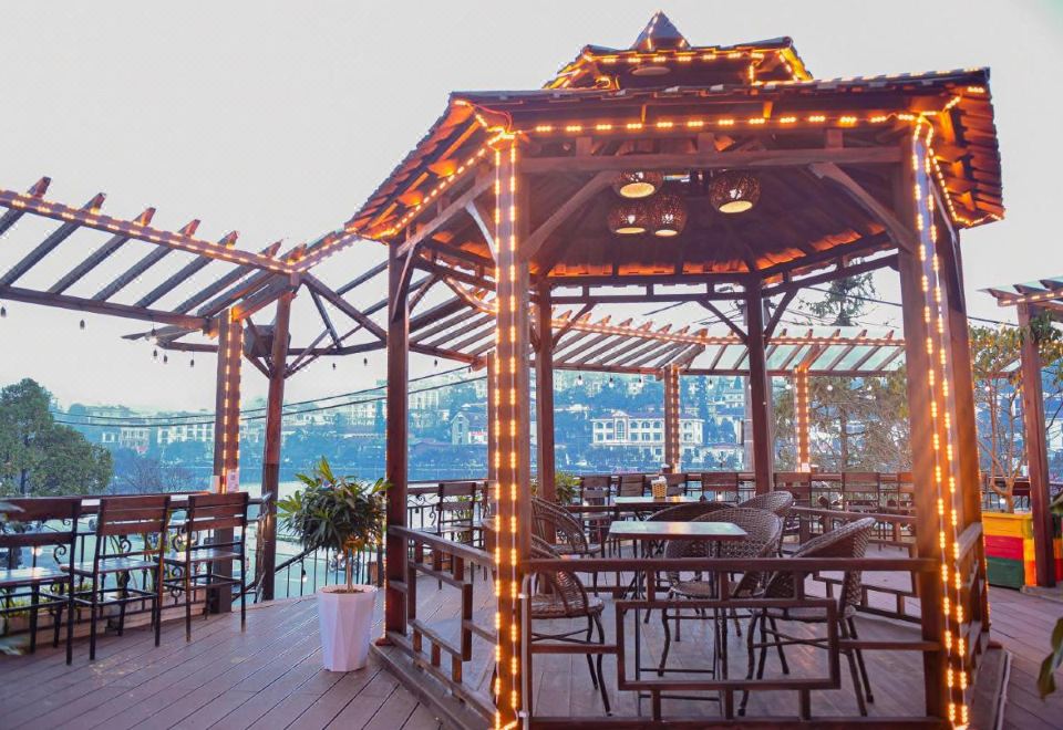 1. 리버사이드 호텔..