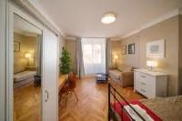 Old Town - 3 Bedroom 3 Bathroom & Kitchen Apartment Templova - 停車場