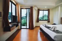 Narai Iyara Palace Hotel dekat Wat Inthra