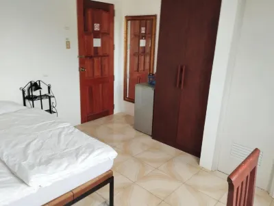 Roger's Place Guesthouse Hoteles en Manoc Manoc Beach