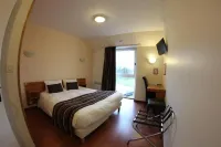 Auberge de Bourgogne Hotels in Saint-Cyr-les-Colons