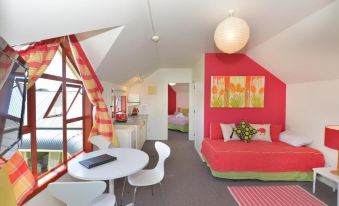Ducks & Drakes Boutique Motel & Backpackers