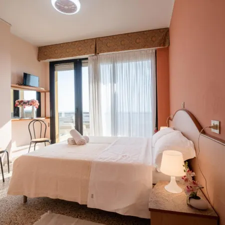 Hotel Crown Отели рядом с достопримечательностью «Площадь Пьяцца Кавур»