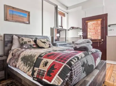 Papa's Place - Blocks from Downtown