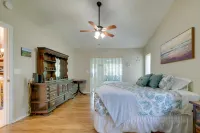 Canal-Front Retreat in Crystal River! -  Privatzimmer
