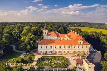 Maxmilian Lifestyle Resort Отели рядом с достопримечательностью «Golf Club Podebrady»
