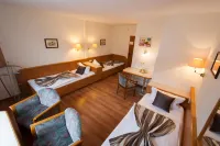 Hotel Excelsior Hotels near Hercules