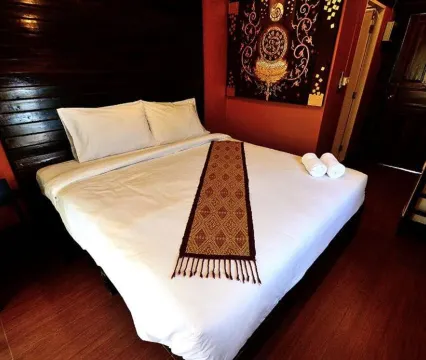 ห้องเตียงใหญ่พร้อมเครื่องปรับอากาศ