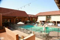 Ramada by Wyndham Fresno North - Pool