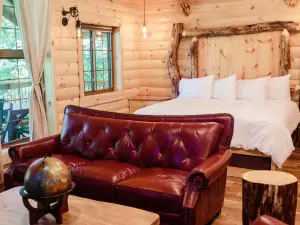 Treehouse #8 by Amish Country Lodging