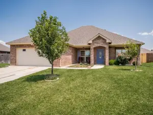 Cheerful 3 Bedroom Home, King Bed, 10 min from Palo Duro Canyon, Fireplace, Washer Dryer