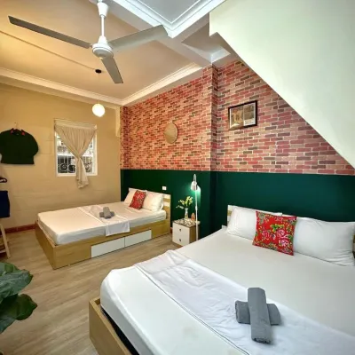 Flower Homestay - 50m to Old Quarter - Cosy home - 3Brs - FreeBreakfast 짱 티엔 주변 호텔