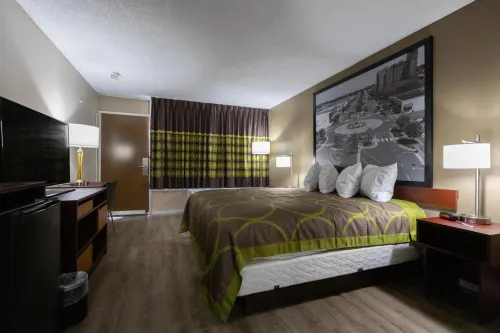 Super 8 by Wyndham Goldsboro - Motel