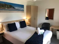 Ocean Breeze Motel Hotels near Tacking Point Lighthouse