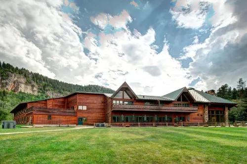 Spearfish Canyon Lodge Hotels in South Lawrence