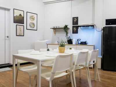 U4 Large 2 Bed Rooms Full Kitchen 200m to BTS