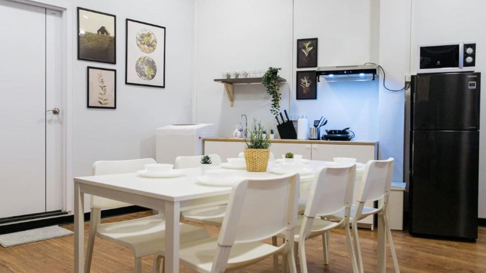 U4 Large 2 Bed Rooms Full Kitchen 200m to BTS