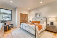 Grand Fir by AvantStay Hot Tub and Firepit Hotels near Benham Falls East Trailhead