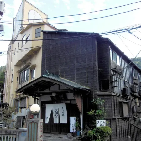 Masutomi Ryokan Отели рядом с достопримечательностью «Горячий источник Хаконэ-Юрё»
