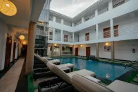 Runway Hotel - Pools