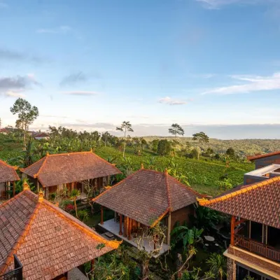 The Garuda Villa and Restaurant โรงแรมใกล้น้ำตกเจมบง