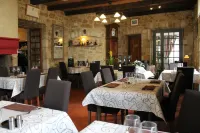 Logis Hotels- Auberge de la Tour - Hôtel et Restaurant فنادق في Prayssac