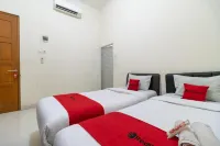 RedDoorz Near Universitas Esa Unggul Bekasi Harapan Indah Hotels in Medan Satria