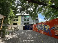 BW Studios Thai Art Hotel (5 mins walk to Tha Phae Gate, Pets friendly) Các khách sạn gần Đền Wat Lokmolee