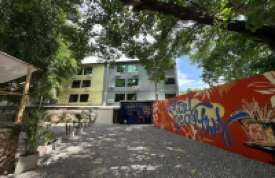 BW Studios Thai Art Hotel (5 mins walk to Tha Phae Gate, Pets friendly) Các khách sạn gần Tượng đài 3 Vua