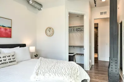 Walk to Unl Campus Dtwn Lincoln Loft Apt! Hotels in 