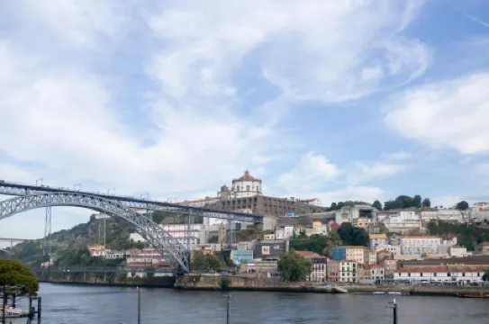 VC Heritage Ribeira Porto Отели рядом с достопримечательностью «Католическа църква на Порто»