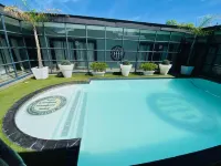 Halfway House Hotel - Pools