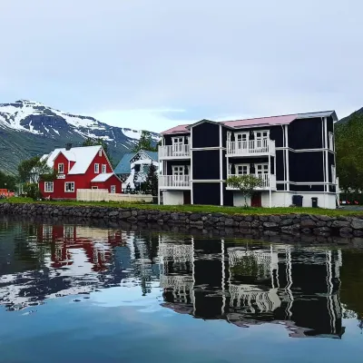Við Lónið Guesthouse โรงแรมในเนสเกาป์สตาดูร์