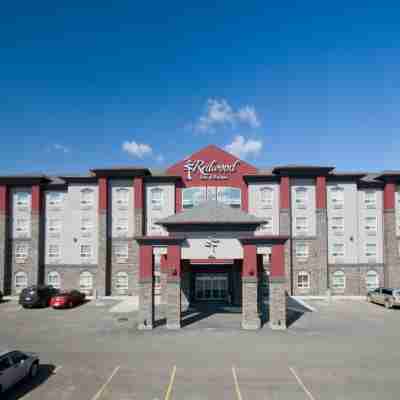 Redwood Inn & Suites Hotel Exterior