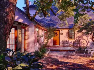 The Collector Inn & Gardens