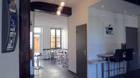 Hôtel de Clèves Отели в г. Невер