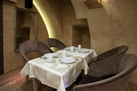 Barokk Hotel Promenád Отели в г. Дьор