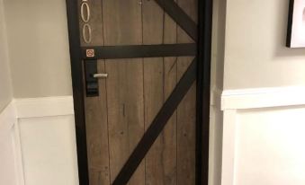 Cedar Stables Inn & Suites