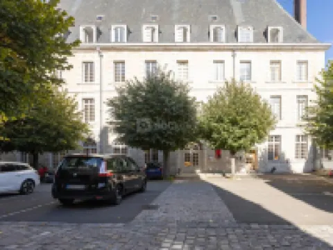 Hôtellerie Saint Yves โรงแรมในชาทร์