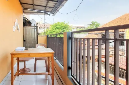 Pondok Gede Dkost Syariah Mitra RedDoorz Отели в г. Pondok Gede