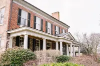 Ironclad Inn & Bourbon Room Hotels near Best Buy