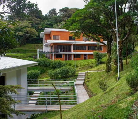 Burbi Lake Lodge Monteverde