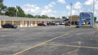 Chief Motel - parking