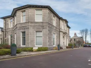 Marks at the Manor Luxury Riverside Apartments - Sleeps up to 4, with Parking and Sky TV