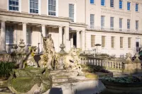 Elliot Oliver - Luxury 2 Bedroom Regency Apartment with Parking & EV Charger
