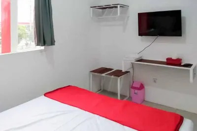 RedDoorz near Alun - Alun Magetan Hotel dekat Toko Sumber Rejeki