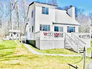 Cozy Poconos Mountain House with 3 Bedrooms