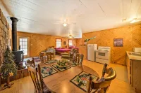 The Burgundy Cabin Iowa Retreat Pond and Fire Pit -  Appartamenti vacanze