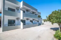 Hillside Studios & Apartments