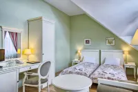 Villa Estera - Hotel & Restauracja Hotels near Ptak Warsaw Expo